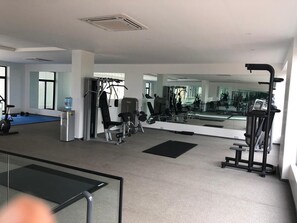 Fitness facility - Convenient modern studio apartment 10 from airport (Accra)