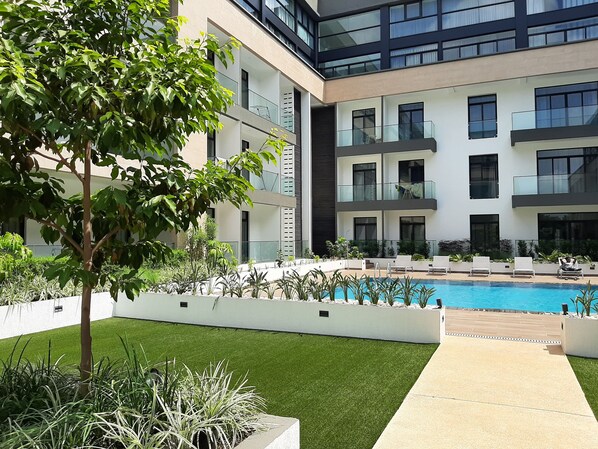 Outdoor pool - Convenient modern studio apartment 10 from airport (Accra)