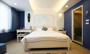 蓝梦岛双人房 | 特色装修、特色家居、办公桌、遮光窗帘