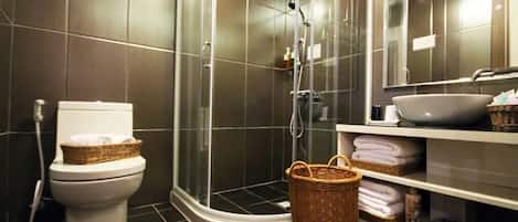 Habitación cuádruple clásica | Baño | Regadera, amenidades de baño gratuitas, secadora de cabello, pantuflas