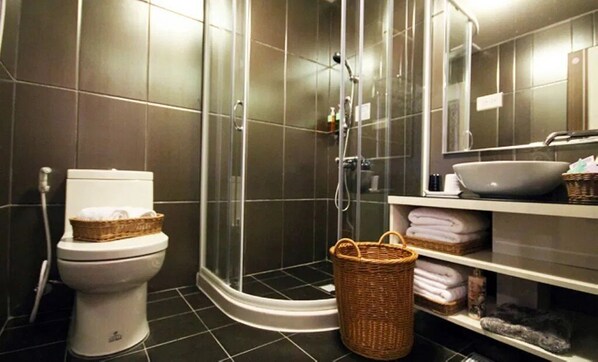 Habitación cuádruple clásica | Baño | Regadera, amenidades de baño gratuitas, secadora de cabello, pantuflas 