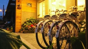 Un edificio con fachada de madera y una fila de bicicletas estacionadas afuera.
