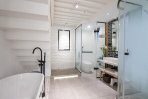 Ducha, artículos de higiene personal gratuitos, toallas y jabón