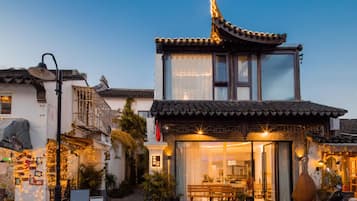 Mặt tiền nơi lưu trú - ban đêm
