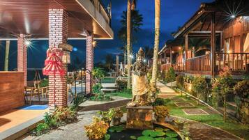 Vista frontal de la propiedad por la tarde o noche