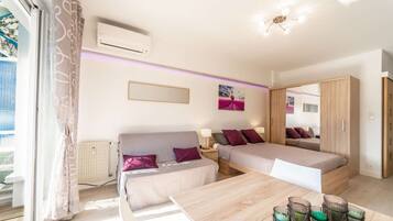 Iron/ironing board, WiFi, bed sheets