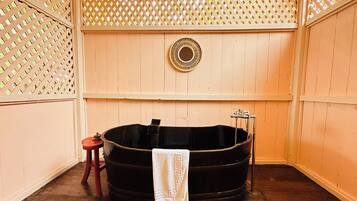 Ilmaiset hygieniatuotteet, hiustenkuivaaja, tohvelit, bidee