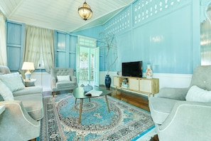 Straits House with Private Pool | Wohnbereich | LED-Fernseher, Netflix, DVD-Player, Streaming-Dienste
