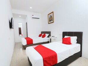 Deluxe Triple Room | Free WiFi, bed sheets - Hotel O Roselyn Inn (Pasir Gudang)