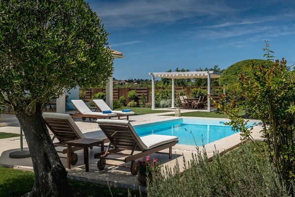 Außenpool (je nach Saison geöffnet), Sonnenschirme, Liegestühle