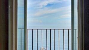 A balcony with a view of the sea and sky. - Terrazza Gabbiano Sopra (Cefalù)