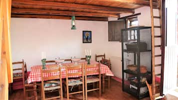 Cottage | Private kitchen | Oven, dishwasher