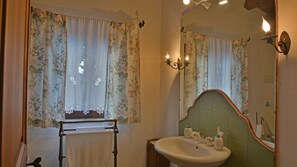 Cottage | Bathroom