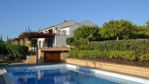 Une piscine avec une maison en arrière-plan.