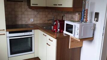 Jääkaappi, mikroaaltouuni, liesi, kahvin-/teenkeitin