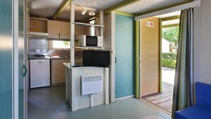 Bungalow, 2 soverom | Eget kjøkken | Kaffetrakter/tekoker, kjøleskap, mikrobølgeovn og kokeplater