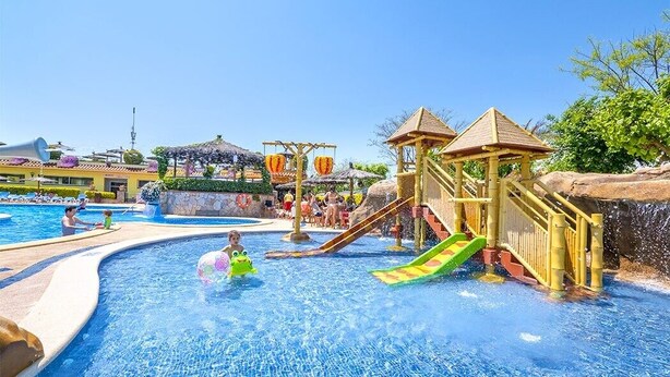 Innendørsbasseng, sesongbasert utendørsbasseng og bassengparasoller