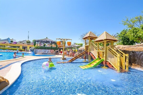 Indoor pool, seasonal outdoor pool, pool umbrellas, pool loungers - Camping La Masia (Blanes)