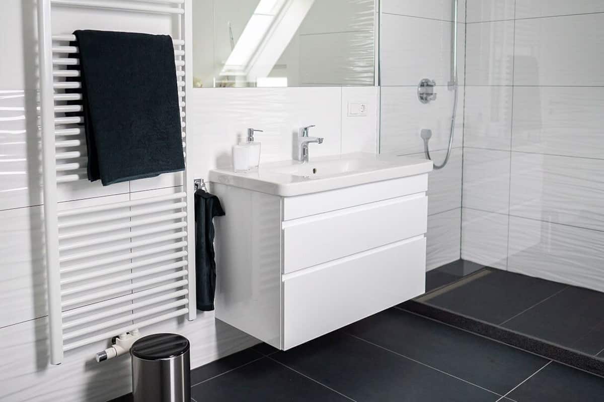 Premium Apartment | Bathroom | Shower, rainfall showerhead, hair dryer, towels