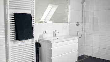 Premium-Apartment | Badezimmer | Dusche, Regendusche, Haartrockner, Handtücher