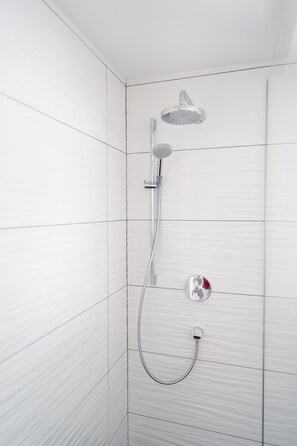 Comfort Apartment | Bathroom | Shower, rainfall showerhead, hair dryer, towels - Business Apartments Ost (Ratingen)