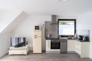 Comfort-Apartment | Eigene Küche | Großer Kühlschrank, Mikrowelle, Ofen, Herdplatte