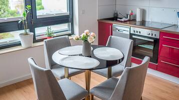 Premium-Apartment | Essbereich im Zimmer