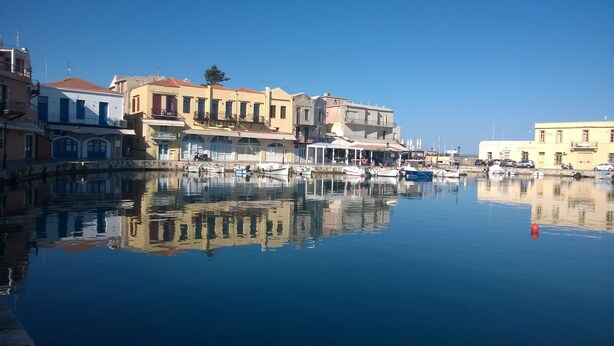 A calm waterfront with buildings reflecting on the water, boats docked, and a clear sky. - Studio for Couples -Traditional Stone built - Rural location (Kefalas nr Vamos) (Kefalas)