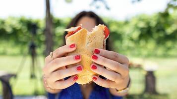 Eine Person hält ein Sandwich mit sichtbarer Füllung.