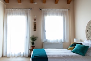 Habitación tradicional con 1 cama doble o 2 individuales | Ropa de cama de alta calidad, edredones de plumas, mobiliario individual