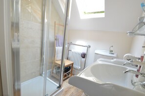 Towels - 1 Apse Castle Cottages (Shanklin)