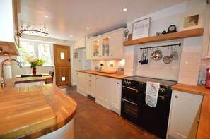 Oven, stovetop, highchair, cookware/dishes/utensils - 1 Apse Castle Cottages (Shanklin)