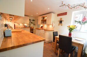 Oven, stovetop, high chair, cookware/dishes/utensils - 1 Apse Castle Cottages (Shanklin)