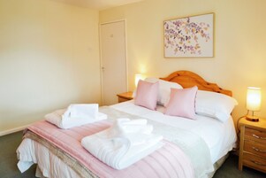 4 bedrooms, bed sheets
