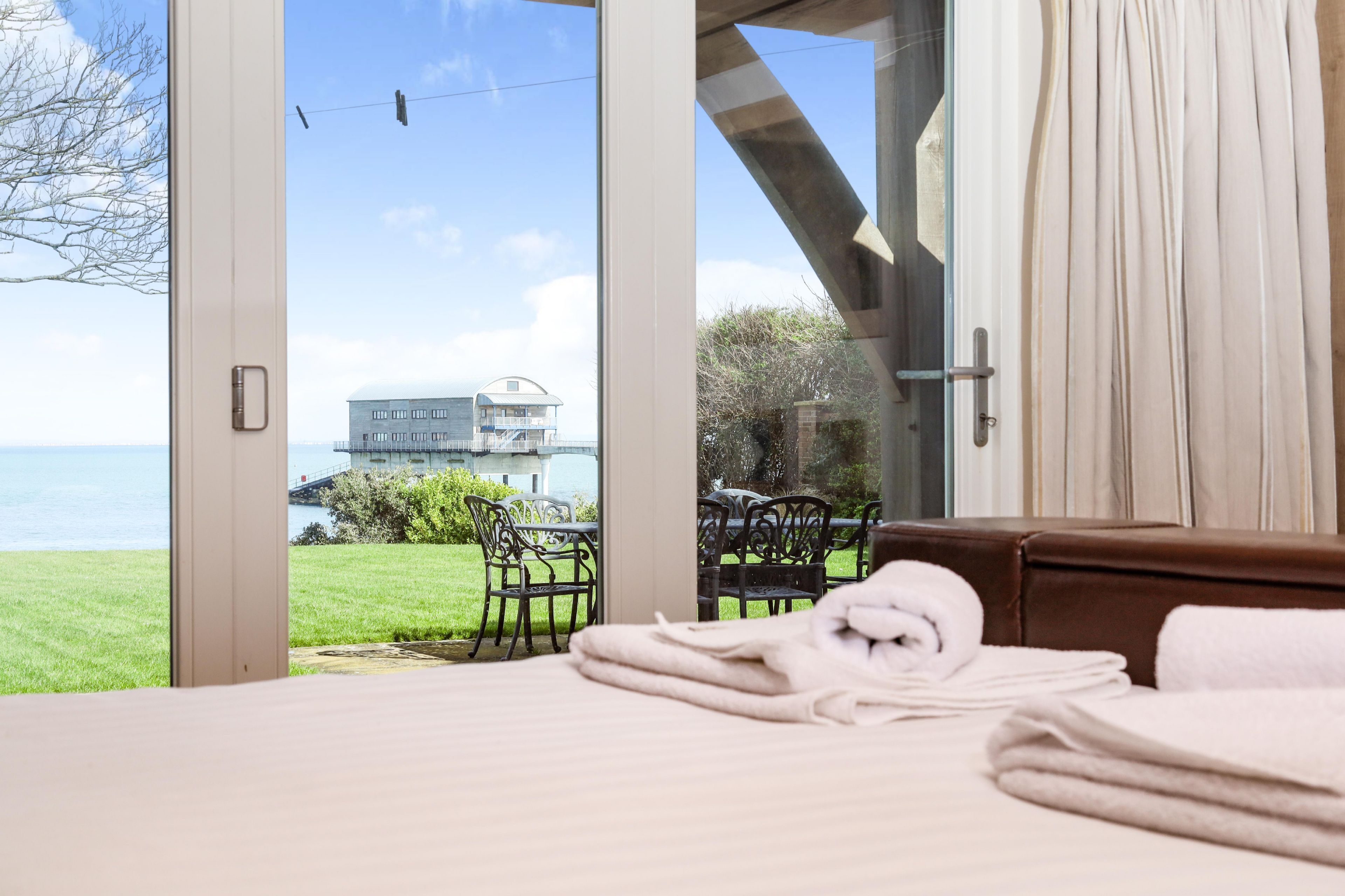 4 bedrooms, iron/ironing board, bed sheets