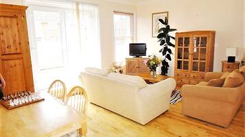 Cottage | Living room | 22-inch flat-screen TV with cable channels, LCD TV