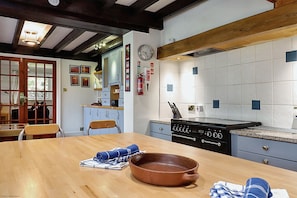 Casa de campo | Cocina privada | Refrigerador, microondas, horno y parrilla de estufa