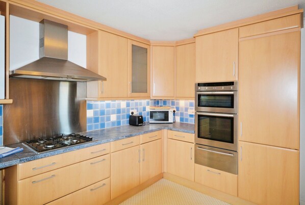 Cottage | Private kitchen | Oven, stovetop, dishwasher, cookware/dishes/utensils