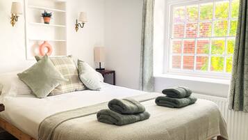 2 bedrooms, desk, iron/ironing board, bed sheets