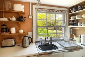 Cottage | Cucina privata | Frigorifero, microonde, forno, piano cottura