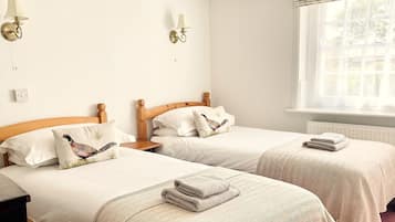 Cottage | 2 bedrooms, desk, iron/ironing board, bed sheets