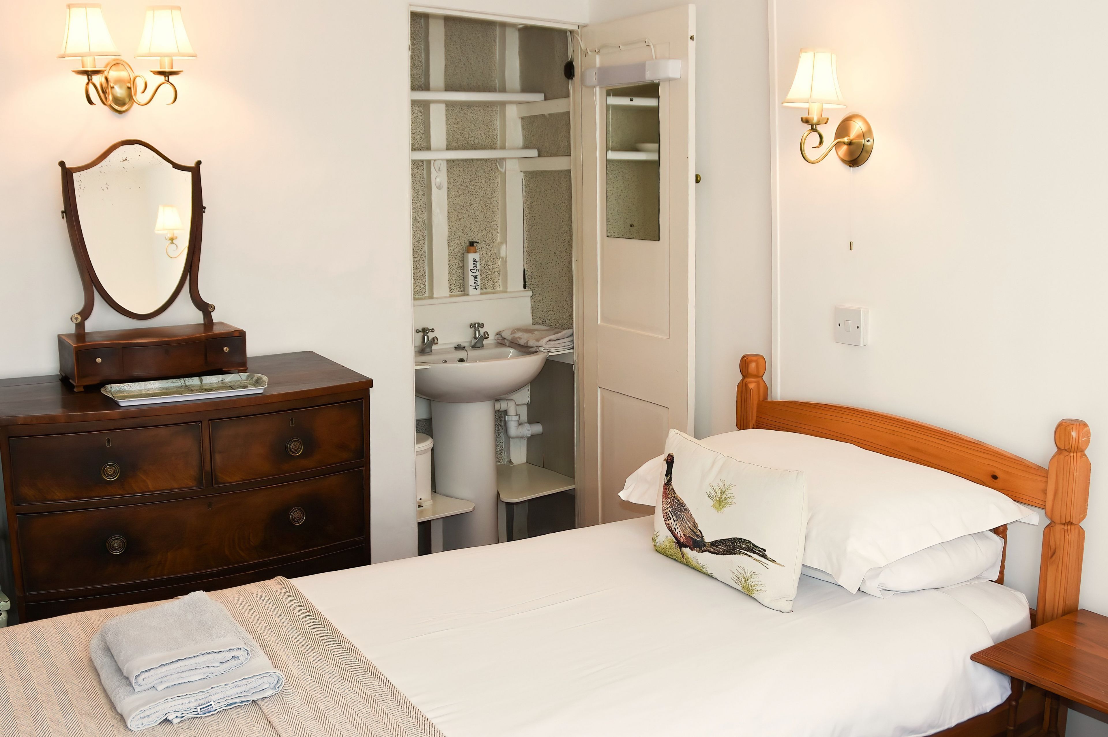 Cottage | 2 bedrooms, desk, iron/ironing board, bed sheets