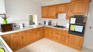 Cottage | Dapur pribadi | Oven, kompor, mesin pencuci piring, dan peralatan masak/sendok-piring