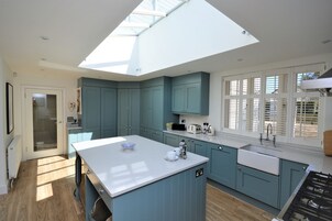 Cottage | Private kitchen | Fridge, microwave, oven, stovetop