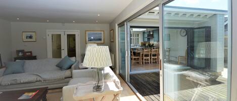 Casa de campo | Sala de estar | Una televisión LCD, una chimenea, un reproductor de DVD