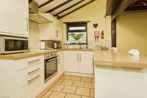 Cottage | Private kitchen - Lavender Cottage (Newport)