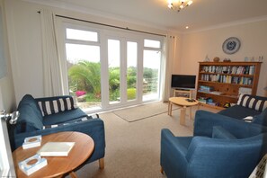 คอทเทจ | ห้องนั่งเล่น | ทีวีจอแอลซีดี, เครื่องเล่นดีวีดี