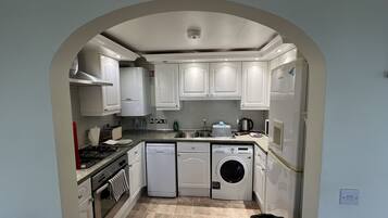 Cottage | Private kitchen | Oven, stovetop, dishwasher, highchair