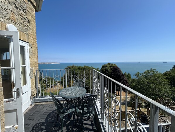 Outdoor dining - Sea View (Shanklin)