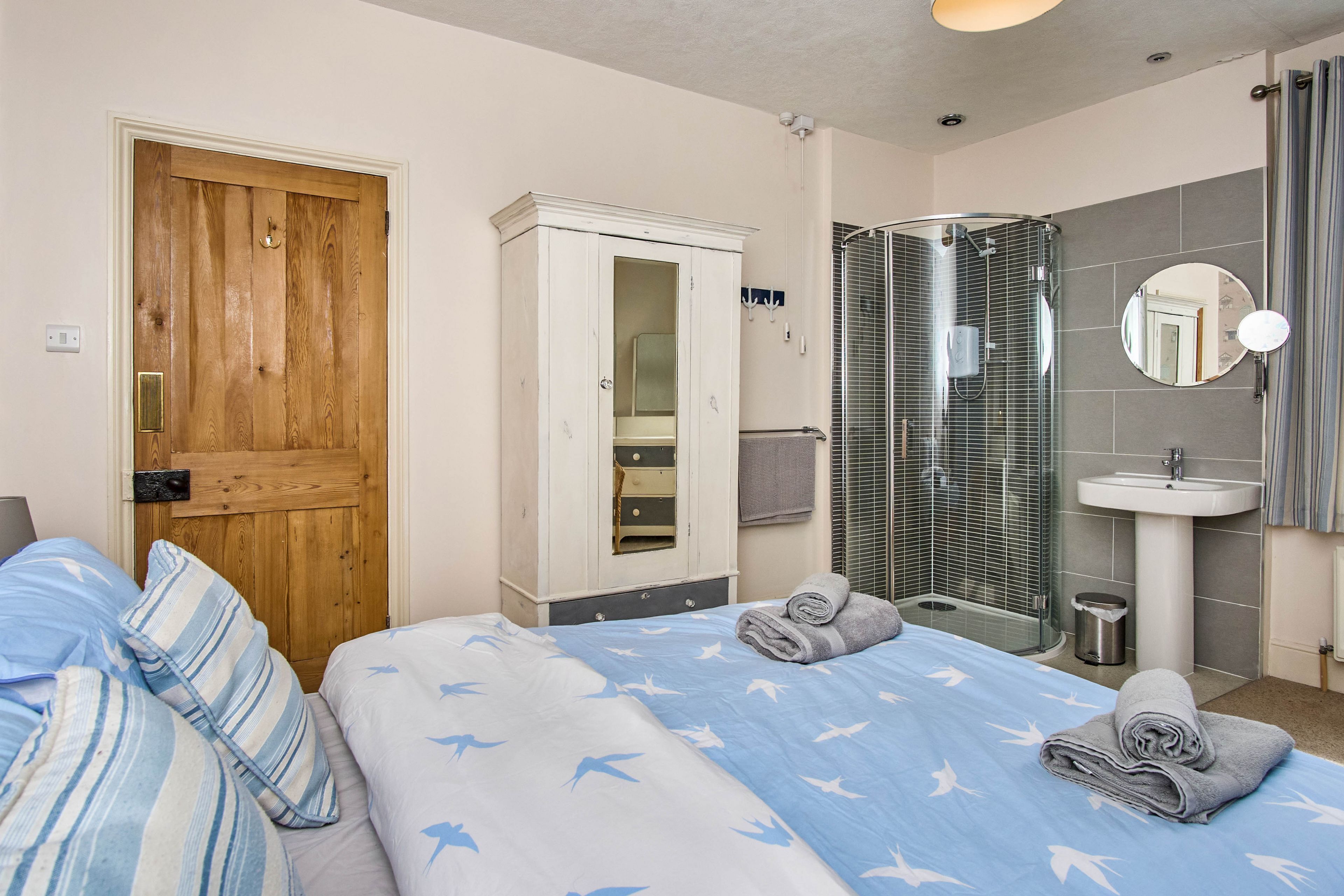 3 عدّة غرف نوم وملاءات أسرّة